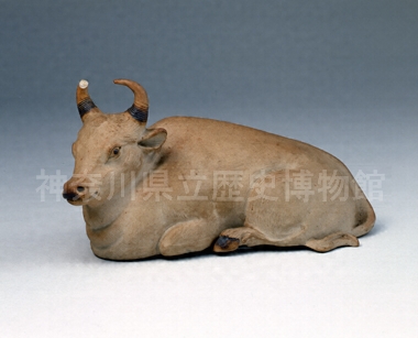 臥牛置物