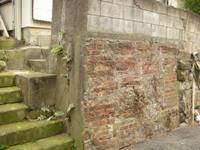 一部残る煉瓦壁
