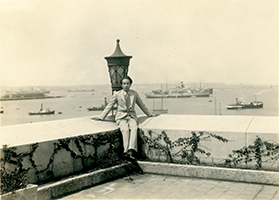 ホテルの屋上にて（1932年）