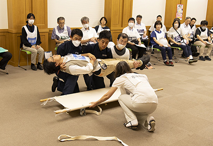 消防署職員による担架の使い方講習