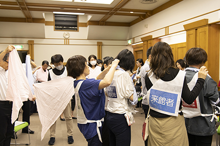 消防署職員による三角巾の使い方講習