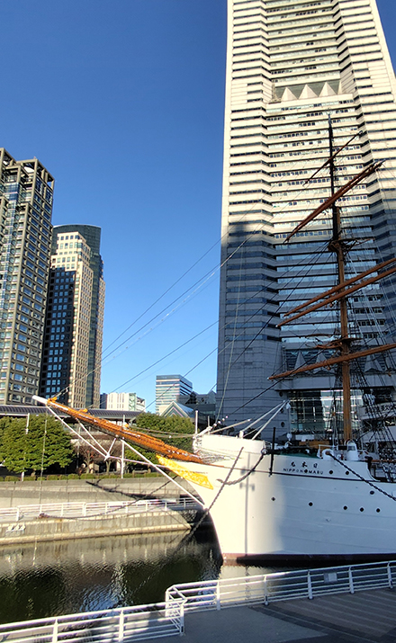 帆船「日本丸」舳先を左舷から