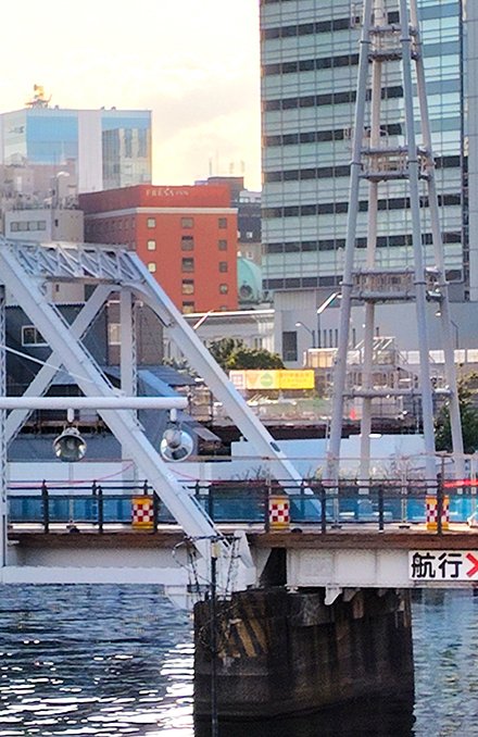 ビルの谷間にわずかに見えるドーム