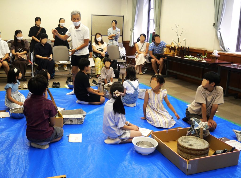 夏休み子ども向け体験ワークショップ「石臼をまわしてみよう」