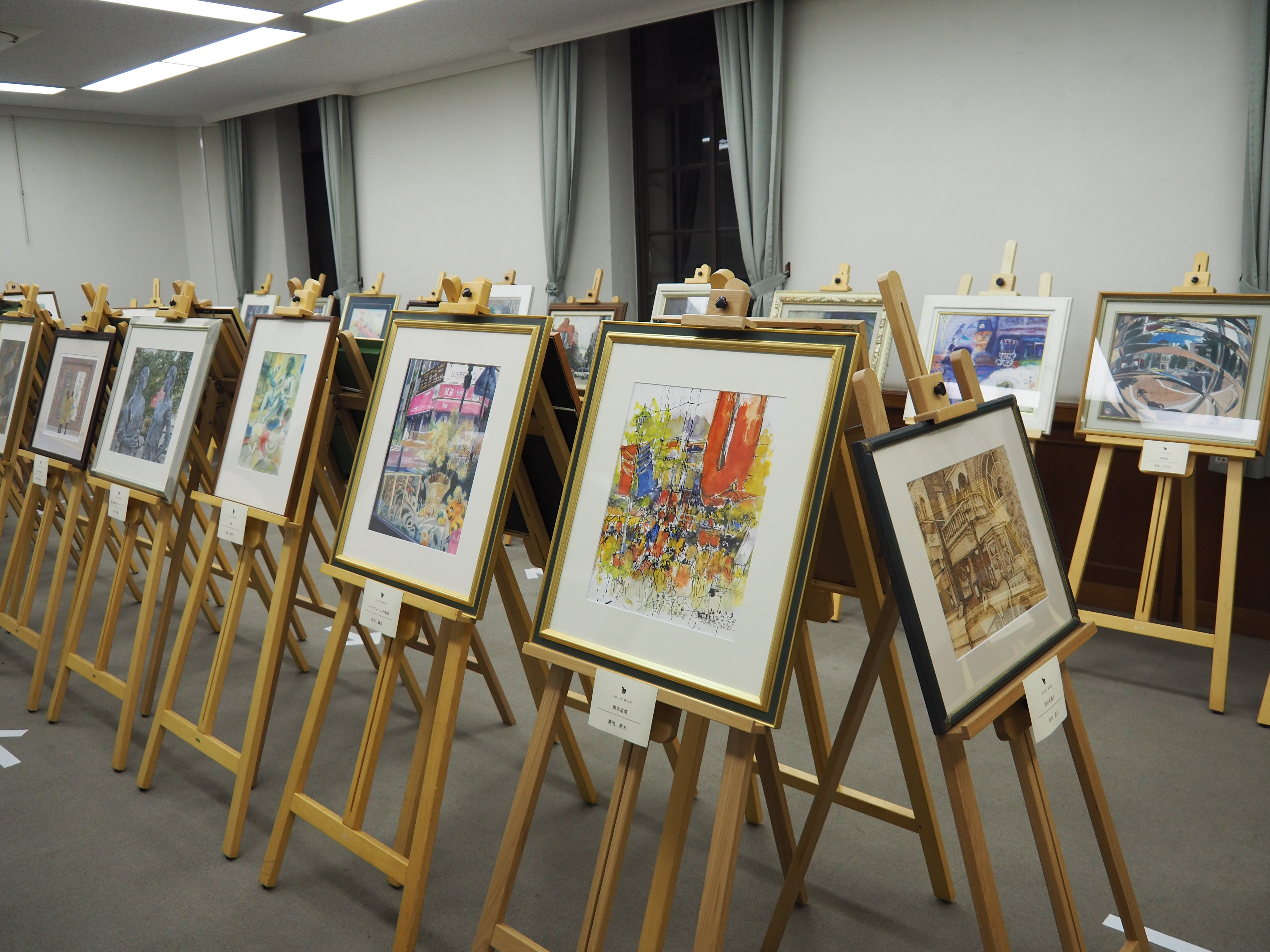 当館1階会議室で「馬車道を描く日曜画家展　歴代金賞作品展」を12月9日（木）まで開催中です。